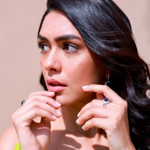 Mrunal Thakur (aka) Mrunal