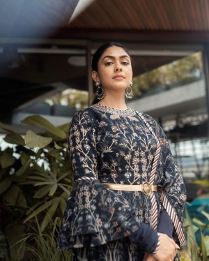 Mrunal Thakur (aka) Mrunal