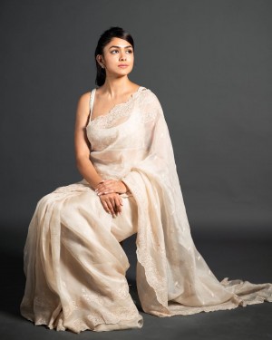 Mrunal Thakur (aka) Mrunal