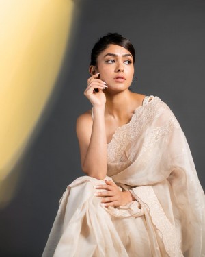 Mrunal Thakur (aka) Mrunal