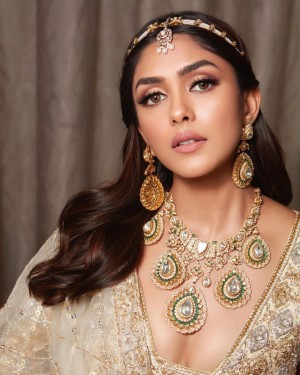 Mrunal Thakur (aka) Mrunal