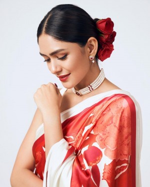 Mrunal Thakur (aka) Mrunal