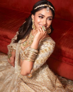 Mrunal Thakur (aka) Mrunal