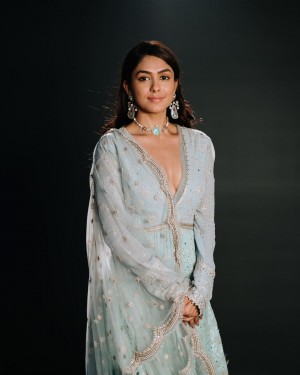 Mrunal Thakur (aka) Mrunal