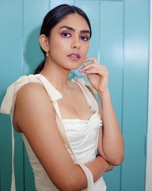 Mrunal Thakur (aka) Mrunal