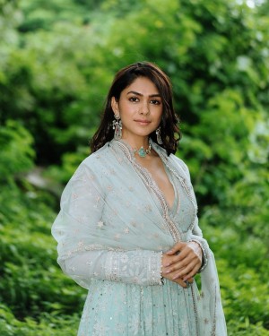 Mrunal Thakur (aka) Mrunal