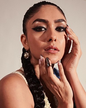 Mrunal Thakur (aka) Mrunal