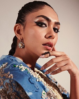 Mrunal Thakur (aka) Mrunal