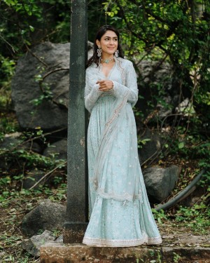 Mrunal Thakur (aka) Mrunal