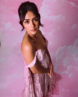 Mrunal Thakur (aka) Mrunal