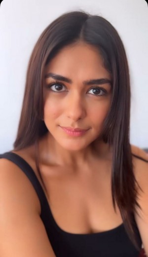 Mrunal Thakur (aka) Mrunal