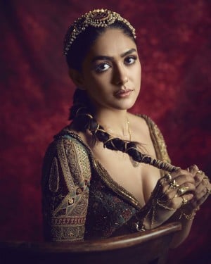 Mrunal Thakur (aka) Mrunal