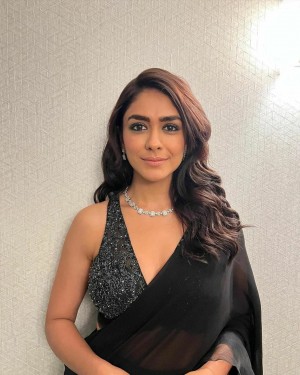 Mrunal Thakur (aka) Mrunal