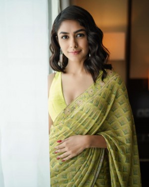 Mrunal Thakur (aka) Mrunal