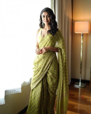 Mrunal Thakur (aka) Mrunal