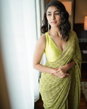 Mrunal Thakur (aka) Mrunal