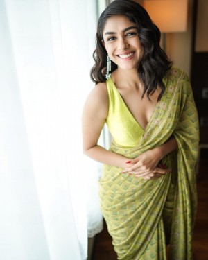 Mrunal Thakur (aka) Mrunal