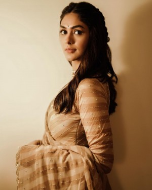 Mrunal Thakur (aka) Mrunal