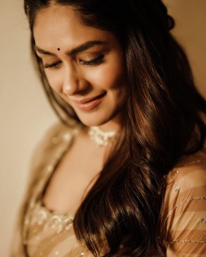 Mrunal Thakur (aka) Mrunal