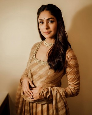 Mrunal Thakur (aka) Mrunal