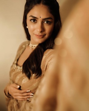 Mrunal Thakur (aka) Mrunal