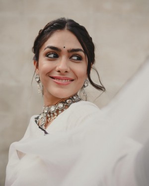 Mrunal Thakur (aka) Mrunal