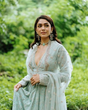 Mrunal Thakur (aka) Mrunal