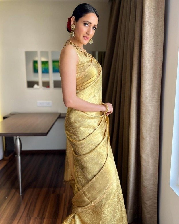 Pragya Jaiswal is making our jaws drop in her shimmery black saree