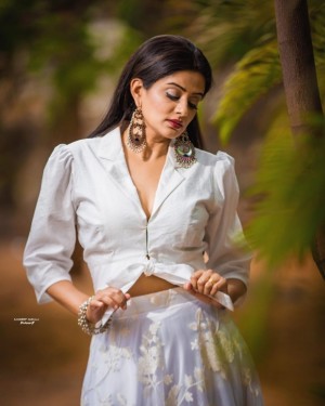 Priyamani (aka) Priya mani