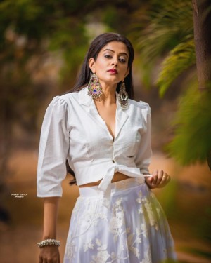 Priyamani (aka) Priya mani