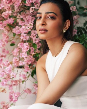 Radhika Apte (aka) RadhikaApte