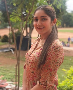 Sayyeshaa Saigal (aka) Sayyeshaa