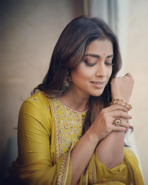 Shriya Saran (aka) Actress Shriya