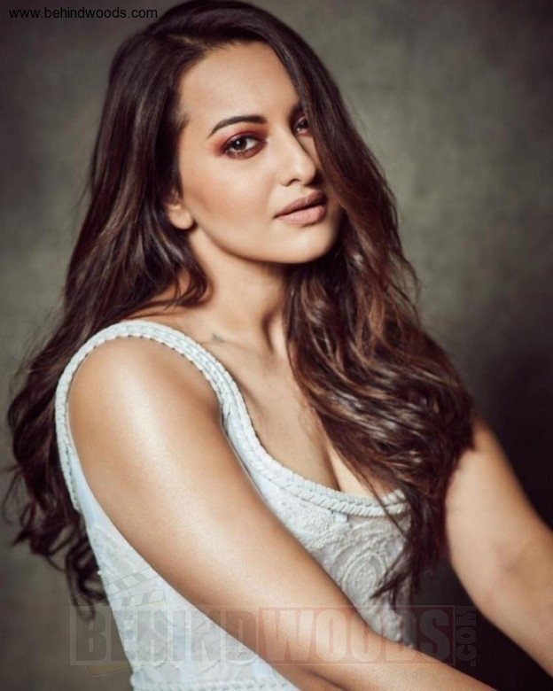 [Image: sonakshi-sinha-stills-photos-pictures-1025.jpg]