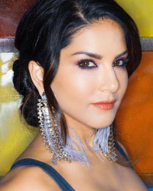 Sunny Leone (aka) SunnyLeone