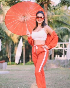 Sunny Leone (aka) SunnyLeone