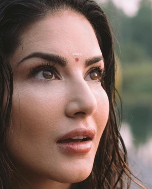 Sunny Leone (aka) SunnyLeone