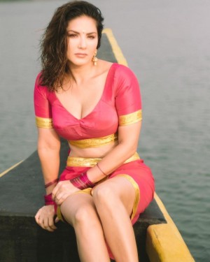 Sunny Leone (aka) SunnyLeone