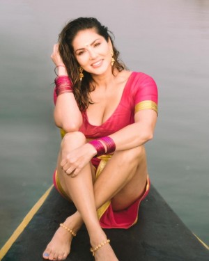 Sunny Leone (aka) SunnyLeone