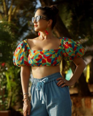 Sunny Leone (aka) SunnyLeone