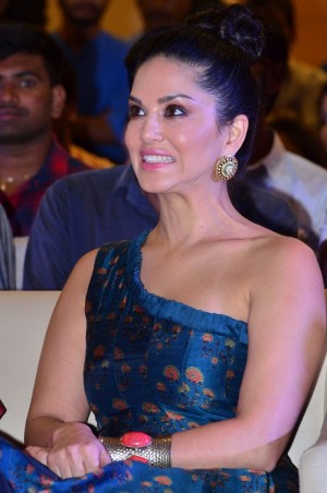 Sunny Leone (aka) SunnyLeone