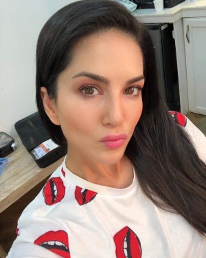 Sunny Leone (aka) SunnyLeone