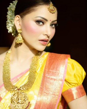 Urvashi Rautela (aka) UrvashiRautela