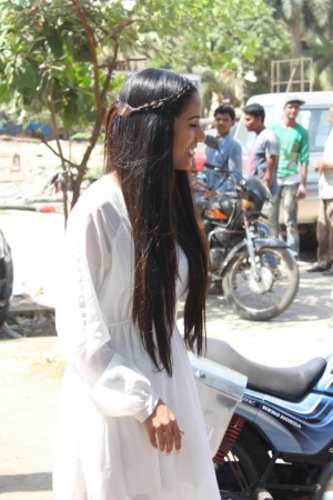 Poonam Pandey Distribute Raincoats To Street Children