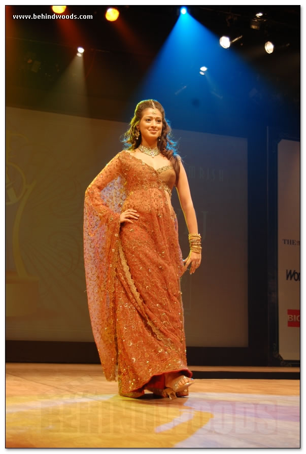 Lakshmi Rai sizzles on the ramp - Images