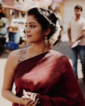 Janani Iyer (aka) Janani