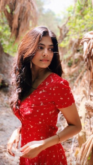 Malavika Mohanan (aka) MalavikaMohanan