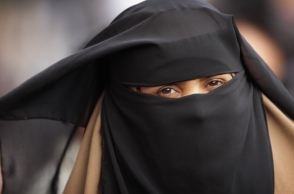 China bans burqas, 'abnormal' beards in Muslim province