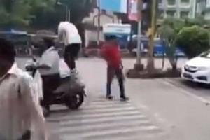 VIDEO: 'Idhu Eppidi Irruku?'- Common Man's Swag During Traffic Signal