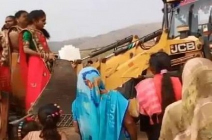 Women use JCB as step to get down from truck Jugaad Goes Viral 